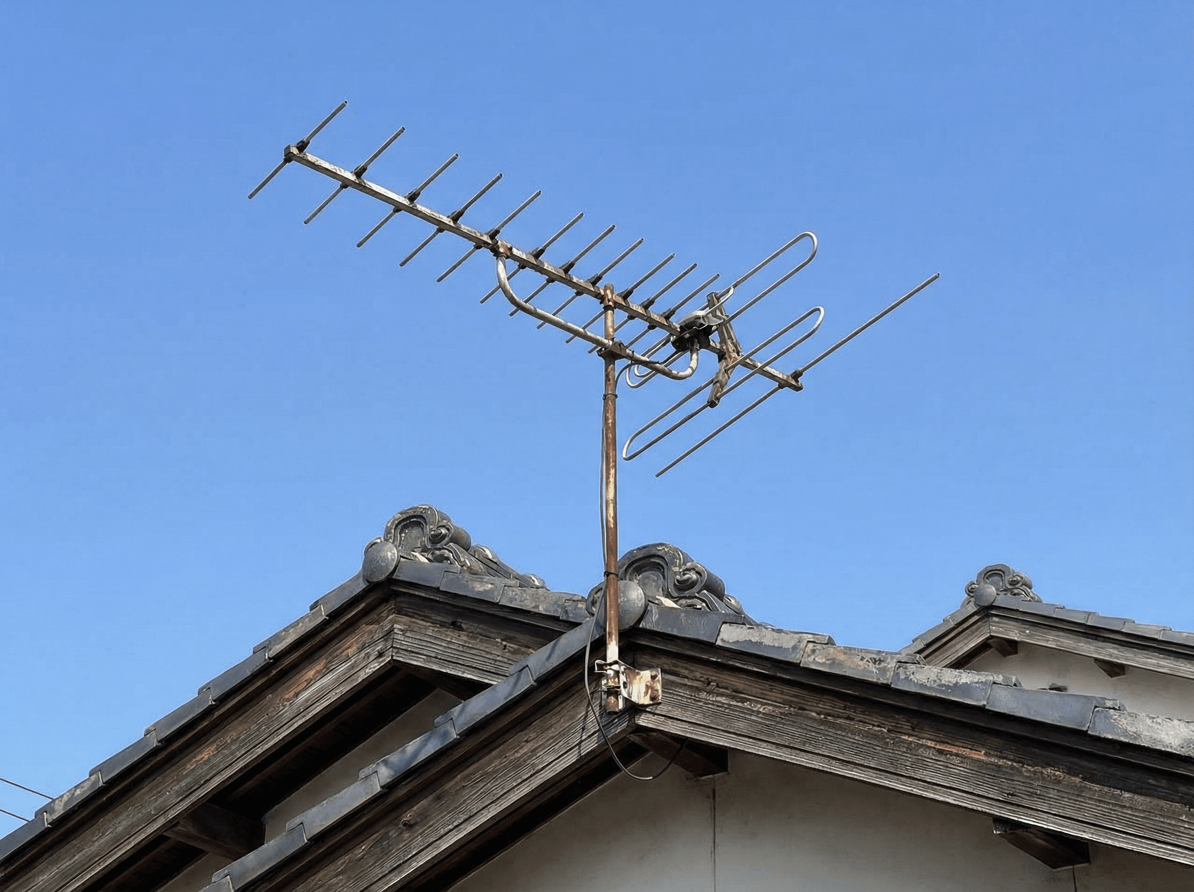 屋根の上に設置されたUHFアンテナ