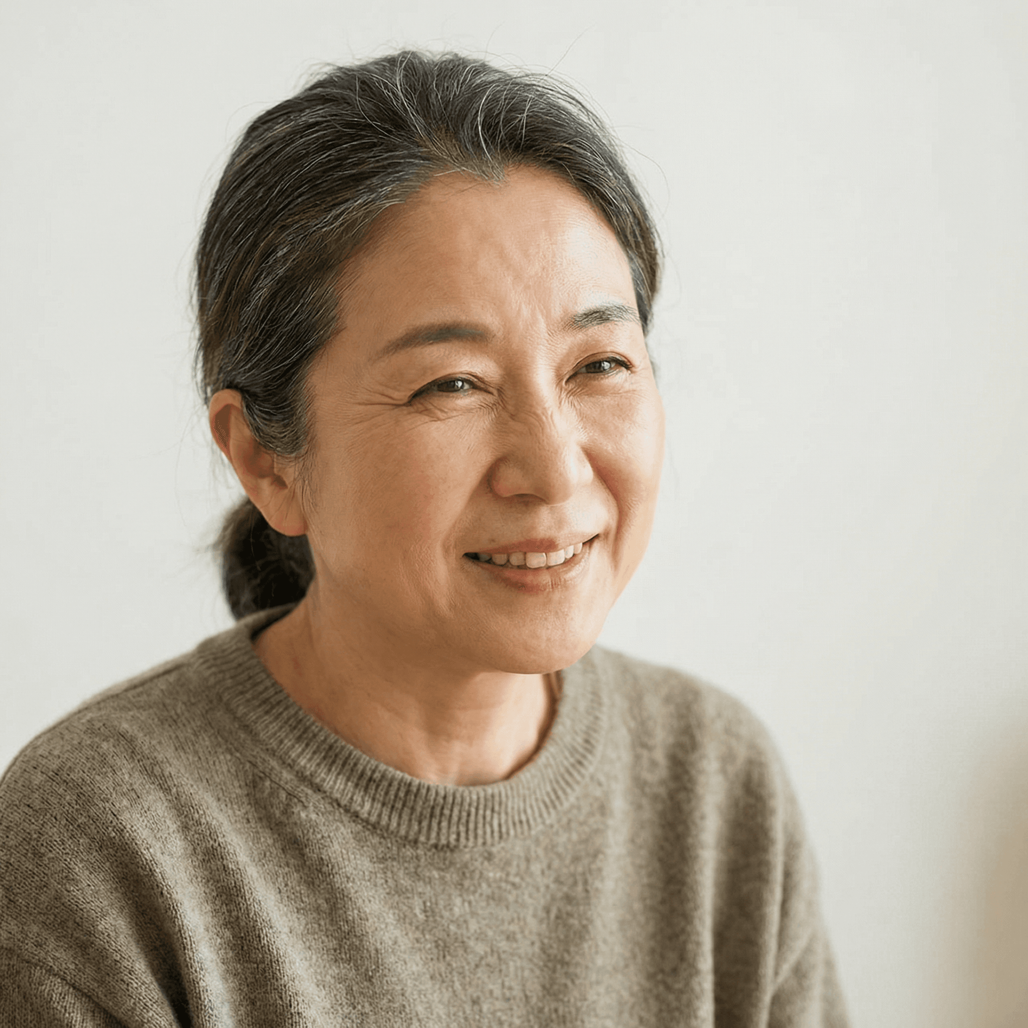 笑顔のご夫婦と新しく設置されたデザインアンテナ